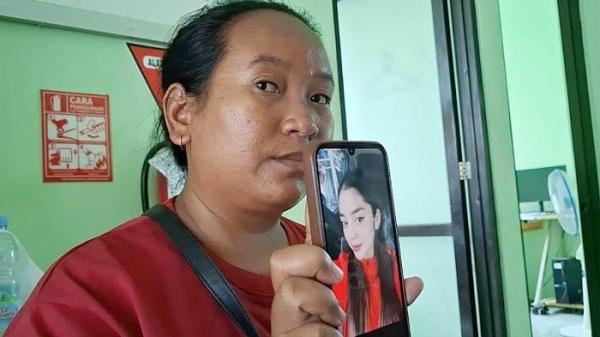 Ana Yuliani menunjukkan foto korban, yang jasadnya ditemukan dalam koper, di RSUD Dr Soeroto, Ngawi, Jawa Timur, Jumat (24/1/2025)