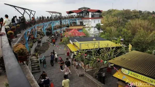 Wisatawan menikmati pemandangan alam yang disajikan di tempat wisata Heha Sky View, Dlingo, Gunung Kidul, Yogyakarta, Sabtu (18/9/2021). Geliat tempat wisata mulai terlihat setelah penurunan level PPKM.
