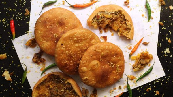 Rajasthani Pyaaz kachori recipe.- प्याज कचौड़ी की राजस्थानी रेसिपी। |  HealthShots Hindi