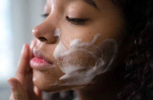 Ilustrasi Sabun Cuci Muka Wardah untuk Kulit Kering. Sumber: Pexels/Ron Lach