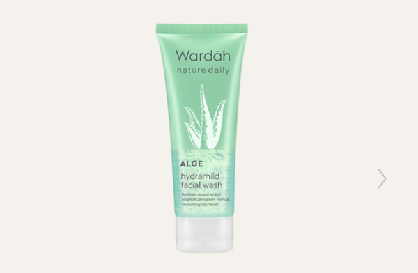 Sabun Cuci Muka Wardah untuk Kulit Kering. Foto adalah Wardah Nature Daily Aloe Hydramild Facial Wash. Sumber: wardahbeauty.com