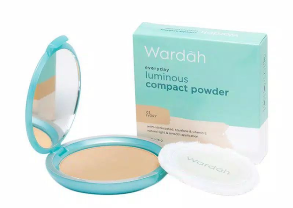 Bedak padat wardah untuk usia 40 tahun ke atas. Foto adalah Wardah Luminous Compact Powder Color. Sumber foto: wardahbeauty.com