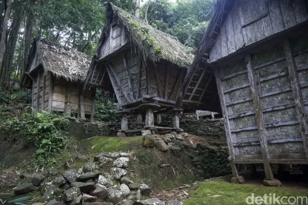 Masyarakat Baduy menyimpan hasil panen padi mereka pada sebuah lumbung. Yuk kita lihat dereta lumbung pagi warga Baduy Luar.