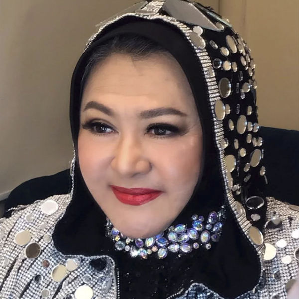 Penyanyi sekaligus ibunda Denada, Emilia Contessa. Foto: Instagram/ @senator_emiliacontessa