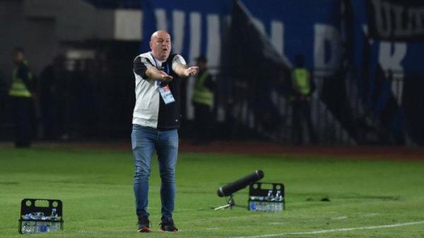 Pelatih Persib Bandung asal Kroasia, Bojan Hodak, sedang memberikan instruksi di pinggir lapangan selama musim kompetisi Liga 1 2024/2025 di Stadion Si Jalak Harupat, Kabupaten Bandung.