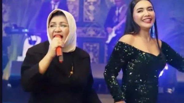 Kenangan Emilia Contessa bersama Denada.  Penyanyi senior sekaligus politikus ini meninggal dunia akibat serangan jantung, Senin (27/1/2025) sekitar pukul 18.00 WIB.