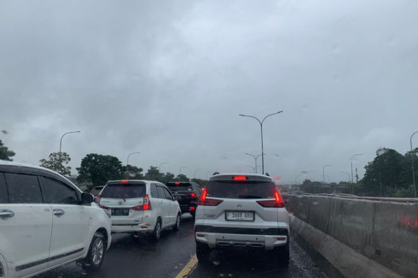 Sejumlah kendaraan terjebak kemacetan di Tol Jagorawi arah Jakarta, Selasa (28/1/2025). Foto: Mirsan Simamora/kumparan