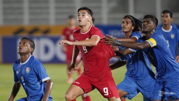 Pesepak bola Timnas U-20 Indonesia, Jens Raven berebut bola dengan pesepak bola Maladewa pada pertandingan Grup F kualifikasi Piala Asia U-20 di Stadion Madya Jakarta, Rabu (25/9/2024). Pada pertandingan tersebut Indonesia berhasil menghempaskan perlawanan Maladewa dengan skor 4-0. TRIBUNNEWS/HERUDIN