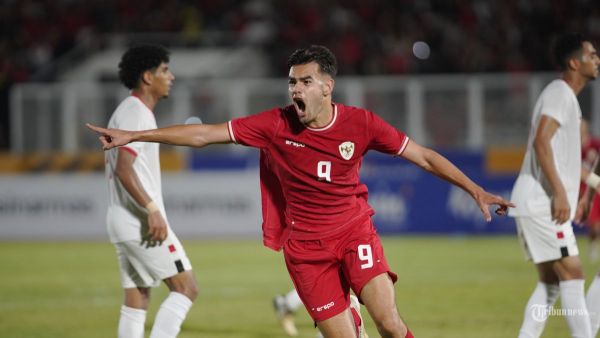 Pesepak bola Timnas U-20 Indonesia,  Jens Raven selebrasi usai menjebol gawang Timnas Yaman pada pertandingan Grup F kualifikasi Piala Asia U-20 di Stadion Madya Jakarta, Minggu (29/9/2024). Indonesia sementara bermain imbang dengan Yaman 1-1. TRIBUNNEWS/HERUDIN