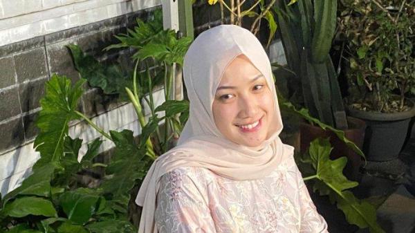 Tamara Tyasmara usai menggelar pengajian memperingati setahun kepergian Dante di kawasan Tebet, Jakarta Selatan, Senin (27/1/2025).