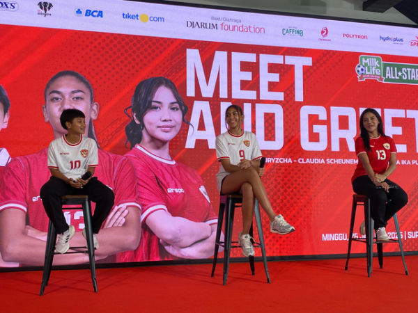 Sheva Imut, Claudia Scheunemann, dan Shafira Ika jadi bintang tamu di sesi meet and greet bersama pemain MilkLife Soccer Challenge All-Stars, Supersoccer Arena, Kudus, Minggu (26/1). Foto: Antika Fahira/kumparan