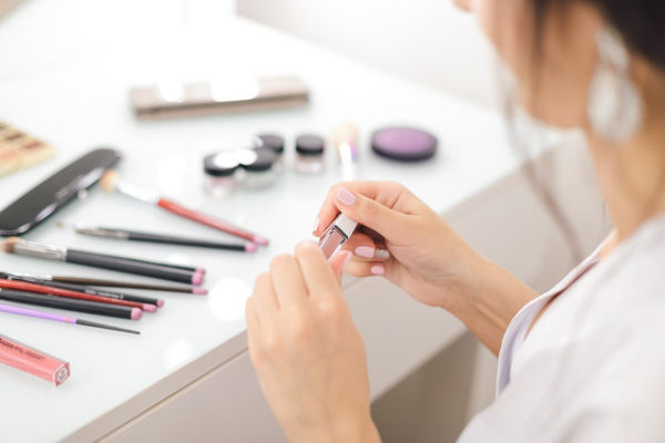 Ilustrasi Rekomendasi lip cream untuk bibir kering dan hitam. <div class=