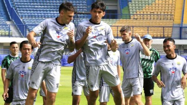 LATIHAN - Pemain Persib Bandung menjalani official training di Stadion Gelora Bandung Lautan Api (GBLA), Kota Bandung, Jawa Barat, Jumat (31/5/2025). Latihan resmi ini sebagai persiapan anak asuh pelatih Bojan Hodak menghadapi PSM Makassar pada Sabtu, 1 Februari 2025, pukul 19.00 WIB.