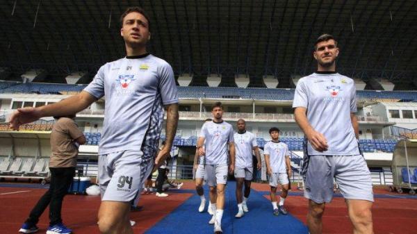 Pemain Persib Bandung menjalani official training di Stadion Gelora Bandung Lautan Api (GBLA), Kota Bandung, Jawa Barat, Jumat (31/5/2025). Latihan resmi ini sebagai persiapan anak asuh pelatih Bojan Hodak menghadapi PSM Makassar pada Sabtu, 1 Februari 2025, pukul 19.00 WIB.