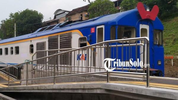 KA BATARA KRESNA RESMI BEROPERASI. KA Batara Kresna dengan jalur Solo-Wonogiri saat berada di stasiun Wonogiri, Jawa Tengah, Sabtu (1/2/2025). Kereta ini beroperasi dengan kecepatan tinggi yakni 70 kilometer per jam.