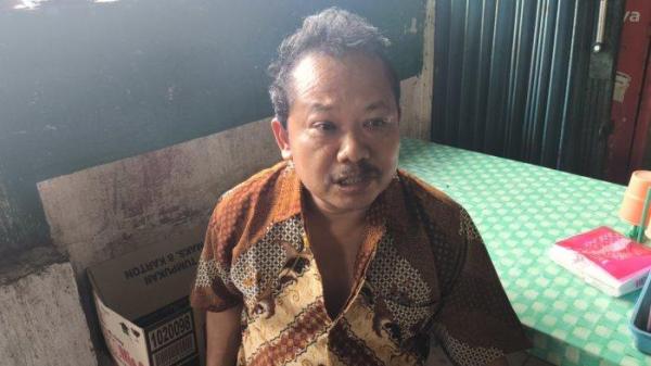 Arianto pemilik warung bakso di Kelurahan Surabaya, Kota Bengkulu, saat menceritakan penipuan yang ia alami, Sabtu (18/1/2025).