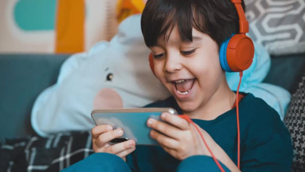 Ilustrasi Anak Menonton Sosial Media. Sumber: iStock