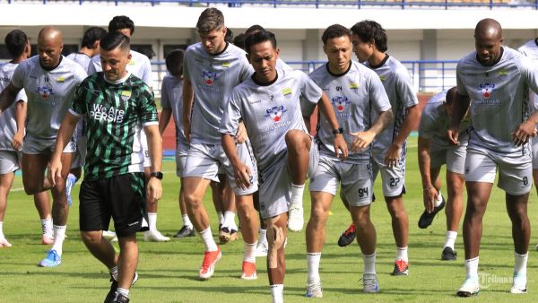 JELANG HADAPI PSM - Pemain Persib Bandung menjalani official training di Stadion Gelora Bandung Lautan Api (GBLA), Kota Bandung, Jawa Barat, Jumat (31/5/2025). Latihan resmi ini sebagai persiapan anak asuh pelatih Bojan Hodak menghadapi PSM Makassar pada Sabtu, 1 Februari 2025, pukul 19.00 WIB. <div class=