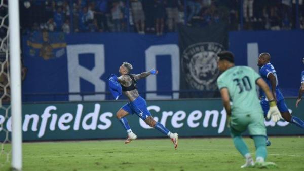 GOL EMOSIONAL - Penyerang Persib, Ciro Alves merayakan gol ke gawang PSM Makassar pada pertandingan pekan ke-21 Liga 1 2024/2025 di Stadion Gelora Bandung Lautan Api, Sabtu, 1 Februari 2025.