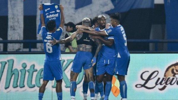 EMOSIONAL - Selebrasi emosional Ciro Alves pada laga Persib Bandung vs PSM Makassar di Stadion Gelora Bandung Lautan Api (GBLA), Sabtu (1/2/2025).