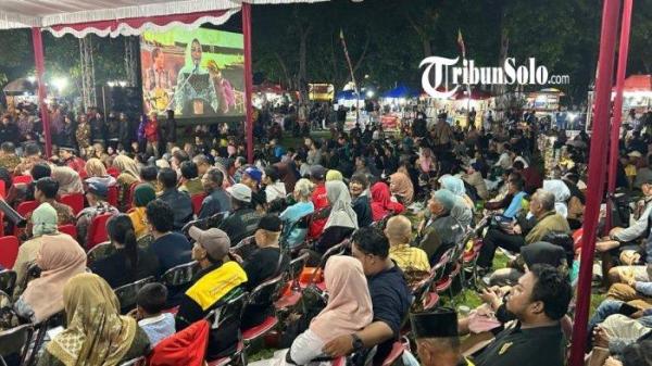 Wayang kulit di Alun-alun Klaten (1)