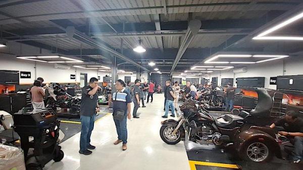 DEALER HARLEY DAVIDSON - Ulang tahun ke-8, H.O.G Harley Davidson Anak Elang resmikan dealer baru, Minggu (2/2/2025). Dealer ini memiliki 5 lantai dengan berbagai macam fasilitas