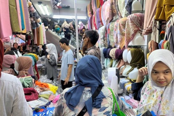 Suasana di toko kerudung di Pasar Tanah Abang, Jakarta, Minggu (7/4/2024) Foto: Widya Islamiati/kumparan
