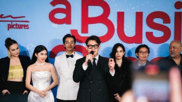 GALA PREMIER FILM - Gala Premier film A Business Proposal di CGV Bioskop Grand Indonesia, Jakarta Pusat, Jumat (31/1/2025). Gala premier film ini dihadiri para pemeran utama, termasuk Ariel Tatum, Caitlin Halderman, Ardhito Pramono, Abidzar Al-Ghifari, Indy Barends, Indro Warkop, Slamet Rahardjo, Fatih Unru, Willem Bevers, serta komika Yono Bakrie. <div class=