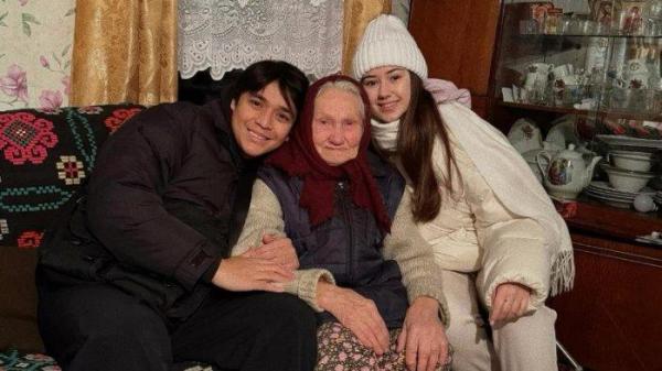 Potret Billy Syahputra saat bersama keluarga Vika Kolesnaya di Belarus.