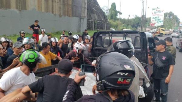 DIEVAKUASI: Wanita yang diduga melompat dari jembatan Interchange Manado,Sulut saat dievakuasi ke mobil menuju Rumah Sakit Hermina Manado, Sabtu (1/2/2025). Korban dibawa sejumlah warga yang ada di lokasi kejadian.