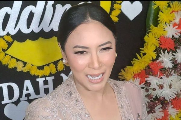 Tina Astari, istri Menteri UMKM, Maman Abdurrahman setelah menghadiri pesta resepsi Frans-Indah di Grand Slipi Tower, Jakarta Barat, Senin (1/2/2025).