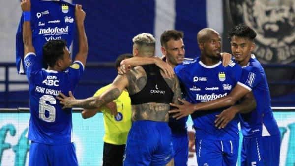 EMOSIONAL - Selebrasi gol Ciro Alves saat Persib Bandung menjamu PSM Makassar di Stadion GBLA, Kota Bandung, Sabtu (1/2/2025).
