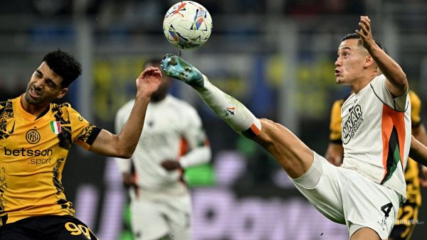 Pemain depan Inter Milan asal Iran #99 Mehdi Taremi berebut bola dengan bek Venezia Indonesia #04 Jay Idzes selama pertandingan sepak bola Serie A Italia antara Inter Milan dan Venezia FC di stadion San Siro di Milan, pada 3 November 2024. (Photo by GABRIEL BOUYS / AFP)