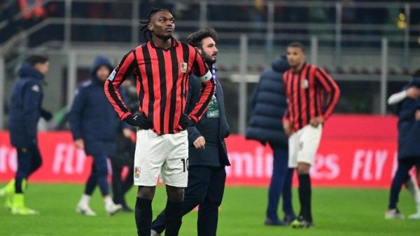 Pemain depan AC Milan asal Portugal bernomor punggung 10 Rafael Leao bereaksi di akhir pertandingan sepak bola Seri A Italia antara AC Milan dan Genoa di Stadion San Siro di Milan, pada tanggal 15 Desember 2024.
