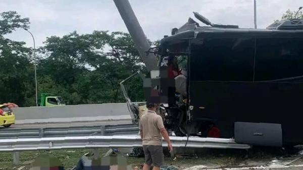 KECELAKAAN BUS BRIMOB - Kondisi bus mengangkut rombongan pelajar dan guru SMAN 1 Porong Sidoarjo, ringsek setelah menabrak tiang penunjuk arah di bahu jalan dekat Exit Tol Purwodadi, Kabupaten Pasuruan, Jawa Timur pada Sabtu (1/2/2025) pagi. Kecelekaan tunggal ini menewaskan 2 orang yakni sopir dan seorang siswa.