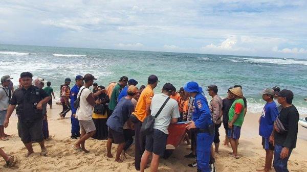 SISWA TERSERET OMBAK: Petugas dibantu masyarakat melakukan evakuasi terhadap siswa SMP 7 Mojokerto yang terseret ombak di Pantai Drini, Gunungkidul, Yogyakarta, Selasa (28/1/2025). Sebanyak 13 siswa terseret ombak, tiga orang dinyatakan meninggal dunia, dan satu masih dinyatakan hilang hingga Selasa siang.