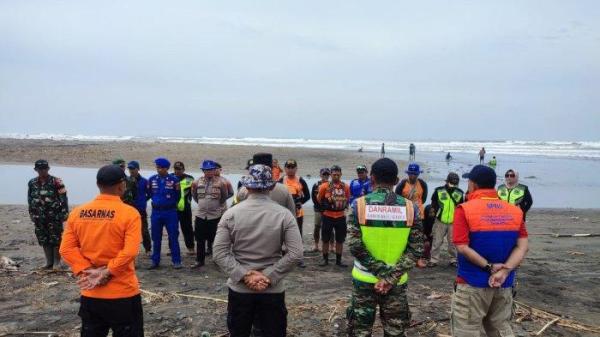 PENGGEMBALA TERSERET ARUS - Tim SAR gabungan hentikan pencarian Abdul (61) seorang pengembala kerbau yang terseret arus Sungai Cikandang di Kampung Bokor, Desa Tanjung Mulya, Kecamatan Pakenjeng, Kabupaten Garut, Jawa Barat, Minggu (26/1/2025) sore. <div class=