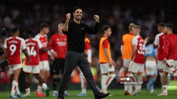 Manajer Arsenal Spanyol Mikel Arteta merayakan kemenangan mereka di lapangan usai pertandingan sepak bola Liga Premier Inggris antara Arsenal dan Manchester City di Stadion Emirates di London pada 8 Oktober 2023. Arsenal memenangkan pertandingan tersebut dengan skor 1-0.