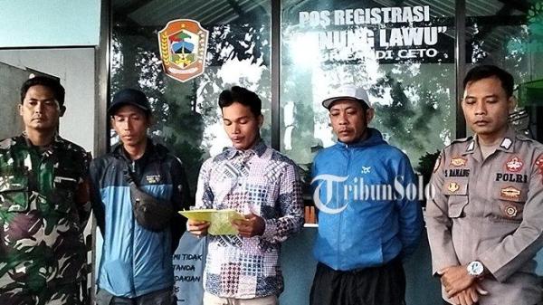 MEMBACA SURAT PERNYATAAN. Abu Khoir pemilik akun Instagram @mr_dk86 bertemu dengan relawan Anak Gunung Lawu (AGL), Relawan Ceto (RECO) dan Paguyuban Giril Lawu (PGL), di basecamp pendakian Gunung Lawu via Cetho, Minggu (2/2/2025). Konten yang dia buat viral dan membuat para relawan kesal.