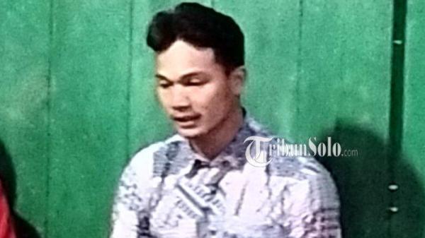 MENYESAL. Abu Khoir pemilik akun Instagram @mr_dk86 bertemu dengan relawan Anak Gunung Lawu (AGL), Relawan Ceto (RECO) dan Paguyuban Giril Lawu (PGL), di basecamp pendakian Gunung Lawu via Cetho, Minggu (2/2/2025). Konten yang dia buat viral dan membuat para relawan kesal.