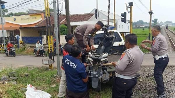 Pihak kepolisian mengevakuasi sepeda motor usai ditabrak KA Matarmaja, di Desa Kebonagung, Kecamatan Pakisaji, Kabupaten Malang, Minggu (24/11/2024)