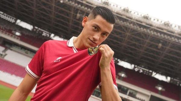 Jay Idzes yang baru rampung menjalani proses naturalisasi mengenakan jersey timnas Indonesia dan mengunjungi Stadion Utama Gelora Bung Karno (SUGBK) pada Jumat (29/12/2023).