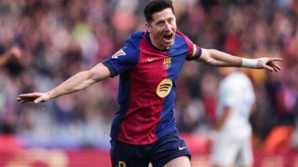SELEBRASI LEWANDOWSKI - Penyerang Barcelona, Robert Lewandowski manusia pertama di Eropa buat 30 gol musim ini. Barcelona susah payah menang dari tim gurem papan bawah, Deportivo Alaves di Liga Spanyol pekan ke-22, Minggu (2/2/2025).