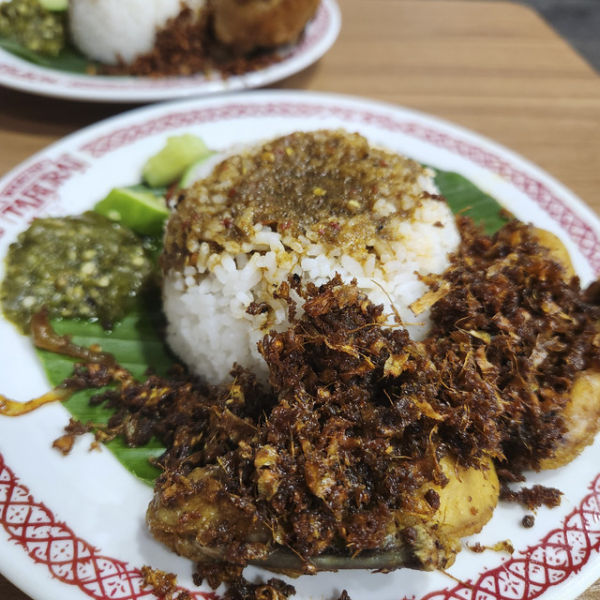 Menu ayam kecombrang di Warung Taburai Praz Teguh. Foto: Ela Nurlaela/kumparan
