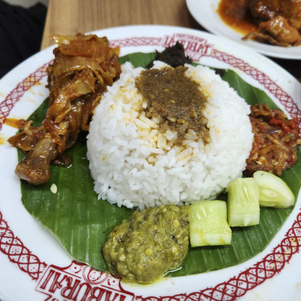 Satu paket ayam kecap di warung Taburai Praz Teguh. Foto: Ela Nurlaela/kumparan