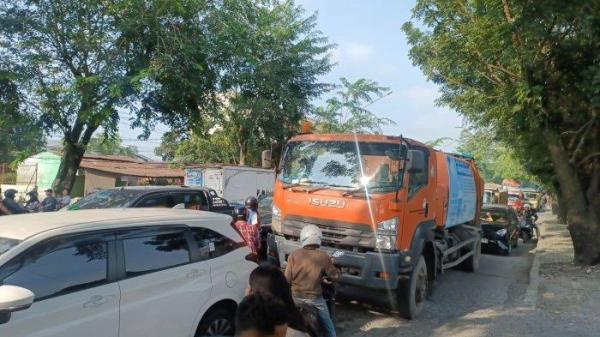 TERJEBAK MACET- Ratusan pengendara terjebak macet di Jalan Medan-Binjai, tepatnya di kawasan Kampung Lalang, Senin (3/2/2025).