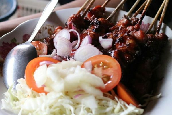 SATE KAMBING ENAK - Seporsi sate kambing di kedai Sate Kambing Pak Bagong, Juni 2027 lalu. Kuliner legendaris di Kartasura, Jateng, ini telah bertahan lebih dari setengah abad. Perpaduan rempah merica, cabe, dan daun salam dalam bumbunya membuat cita rasa pedasnya khas.(KOMPAS.com/MUHAMMAD IRZAL ADIAKURNIA)