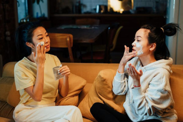 Tahapan basic skincare untuk pemula, foto hanya ilustrasi: Pexels/cottonbro studio