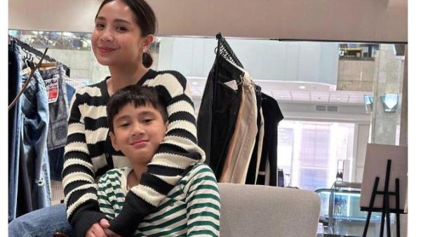 NAGITA SLAVINA DAN RAFATHAR KOMPAK - Nagita Slavina dan Rafathar tampak berada di mall Plaza Senayan. 