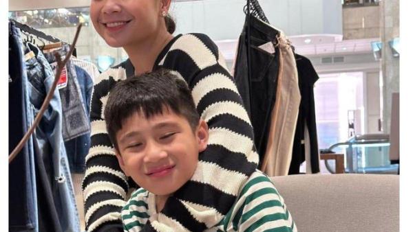 NAGITA SLAVINA DAN RAFATHAR KOMPAK - Nagita Slavina mengenakan sweater bermotif garis hitam putih yang menghadirkan tampilan kasual tetapi tetap berkelas. 